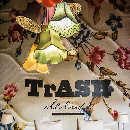 Trash Deluxe ホテル 3*