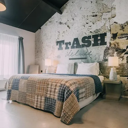 Trash Deluxe 3* マーストリヒト